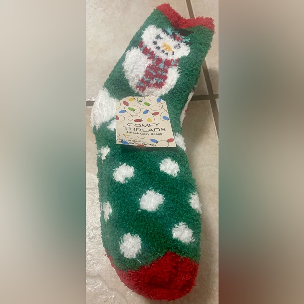 🎄NWT Comfy Threads (4) Pack Plush Christmas Socks
